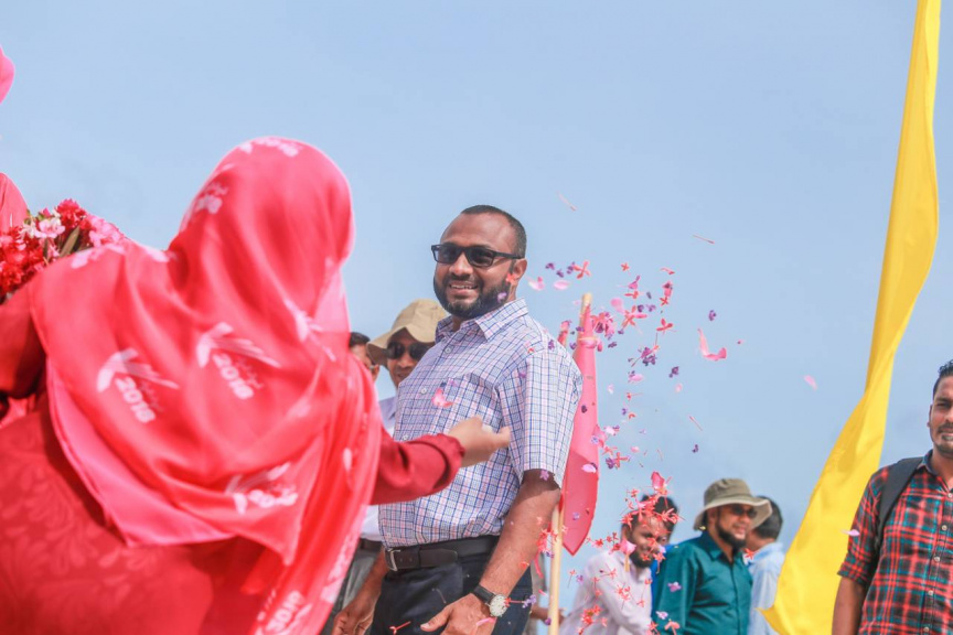 ރަަައީސުލް ޖުމްޙޫރިއްޔާގެ  ރަނިންމޭޓް ޑރ. މުޙައްމަދު ޝަހީމް ޢަލީ ސަޢީދު ލ. އަތޮޅައް ކުރަށްވާ ދަތުރުގައި ރައްޔިތުން މަރުޙަބާ ކިޔަން ނިކުމެ --- ފޮޓޯ / ޕީޕީއެމް
