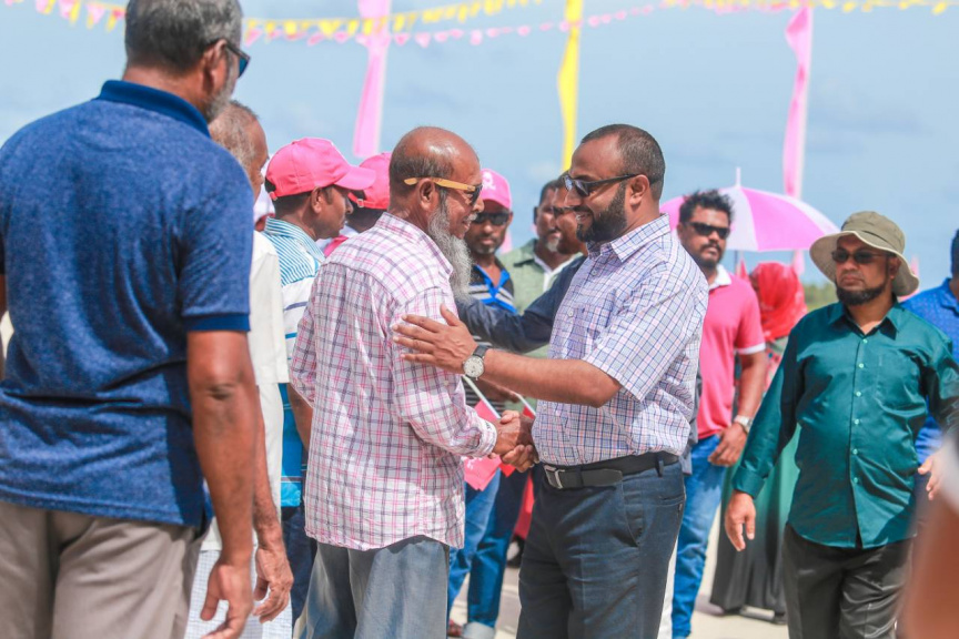 ރަަައީސުލް ޖުމްޙޫރިއްޔާގެ  ރަނިންމޭޓް ޑރ. މުޙައްމަދު ޝަހީމް ޢަލީ ސަޢީދު ލ. އަތޮޅައް ކުރަށްވާ ދަތުރުގެ ތެރެއިން ރައްޔިތުންނާއި ސަލާމް ކުރުން --- ފޮޓޯ / ޕީޕީއެމް