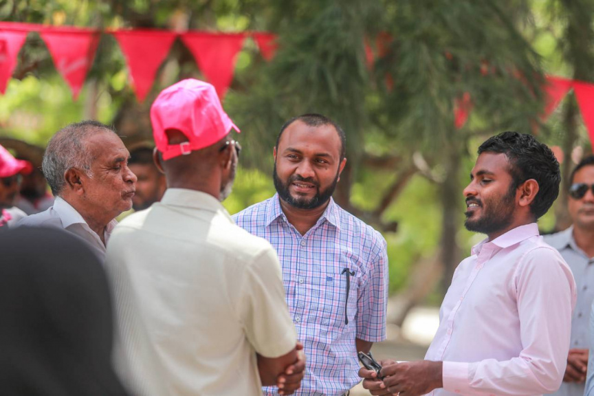  ރަަައީސުލް ޖުމްޙޫރިއްޔާގެ  ރަނިންމޭޓް ޑރ. މުޙައްމަދު ޝަހީމް ޢަލީ ސަޢީދު ލ. އަތޮޅައް ކުރަށްވާ ދަތުރުގެ ތެރެއިން ރައްޔިތުންނާއި ބަައްދަލުކުރުން --- ފޮޓޯ / ޕީޕީއެމް