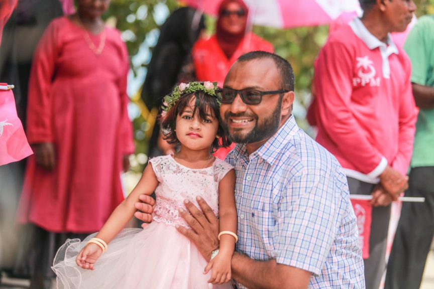  ރަަައީސުލް ޖުމްޙޫރިއްޔާގެ  ރަނިންމޭޓް ޑރ. މުޙައްމަދު ޝަހީމް ޢަލީ ސަޢީދު ލ. އަތޮޅައް ކުރަށްވާ ދަތުރުގެ ތެރެއިން ކުޑަކުދިންނާއި އެކު --- ފޮޓޯ / ޕީޕީއެމް