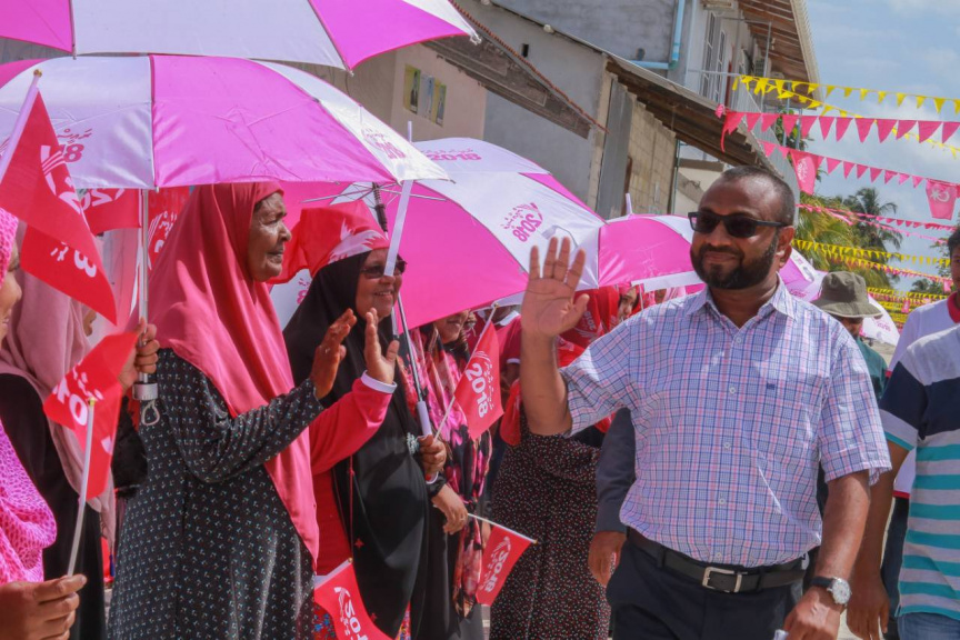 ރަަައީސުލް ޖުމްޙޫރިއްޔާގެ  ރަނިންމޭޓް ޑރ. މުޙައްމަދު ޝަހީމްޢަލީ ސަޢީދު ލ. އަތޮޅައް ކުރަށްވާ ދަތުރުގައި ރައްޔިތުން  މަރުޙަބާ ކިޔަން ނިކުމެ --- ފޮޓޯ / ޕީޕީއެމް