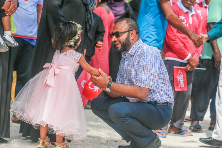  ރަަައީސުލް ޖުމްޙޫރިއްޔާގެ  ރަނިންމޭޓް ޑރ. މުޙައްމަދު ޝަހީމް ޢަލީ ސަޢީދު ލ. އަތޮޅައް ކުރަށްވާ ދަތުރުގެ ތެރެއިން ކުޑަކުދިންނާއި އެކު --- ފޮޓޯ / ޕީޕީއެމް