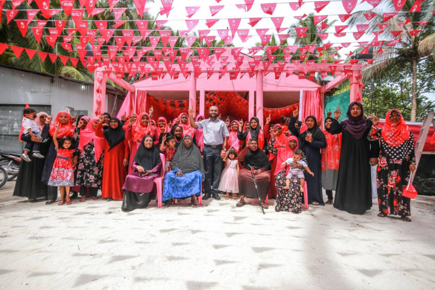 ރަަައީސުލް ޖުމްޙޫރިއްޔާގެ   ރަަައީސުލް ޖުމްޙޫރިއްޔާގެ  ރަނިންމޭޓް ޑރ. މުޙައްމަދު ޝަހީމް ޢަލީ ސަޢީދު ލ. އަތޮޅައް ކުރަށްވާ ދަތުރުގެ ތެރެއިން ކުޑަކުދިންނާއި އެކު --- ފޮޓޯ / ޕީޕީއެމް