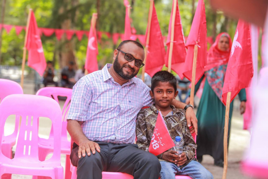  ރަަައީސުލް ޖުމްޙޫރިއްޔާގެ  ރަނިންމޭޓް ޑރ. މުޙައްމަދު ޝަހީމް ޢަލީ ސަޢީދު ލ. އަތޮޅައް ކުރަށްވާ ދަތުރުގެ ތެރެއިން ކުޑަކުދިންނާއި އެކު --- ފޮޓޯ / ޕީޕީއެމް