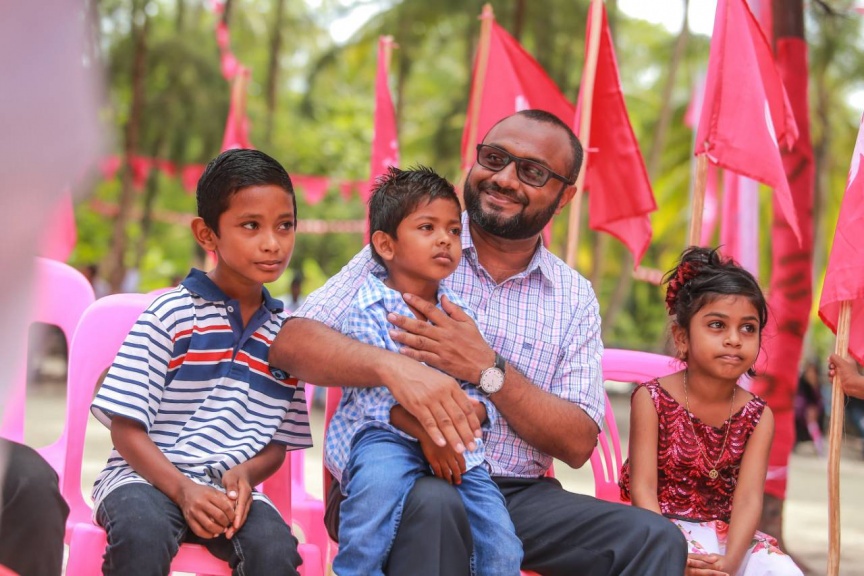 ރަަައީސުލް ޖުމްޙޫރިއްޔާގެ  ރަނިންމޭޓް ޑރ. މުޙައްމަދު ޝަހީމް ޢަލީ ސަޢީދު ލ. އަތޮޅައް ކުރަށްވާ ދަތުރުގެ ތެރެއިން ކުޑަކުދިންނާއި އެކު --- ފޮޓޯ / ޕީޕީއެމް