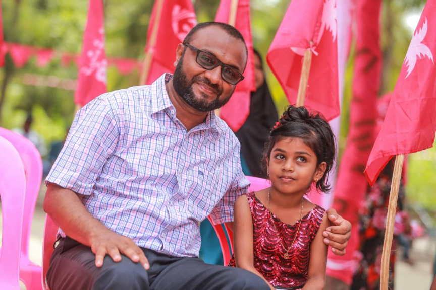  ރަަައީސުލް ޖުމްޙޫރިއްޔާގެ  ރަނިންމޭޓް ޑރ. މުޙައްމަދު ޝަހީމް ޢަލީ ސަޢީދު ލ. އަތޮޅައް ކުރަށްވާ ދަތުރުގެ ތެރެއިން ކުޑަކުދިންނާއި އެކު --- ފޮޓޯ / ޕީޕީއެމް