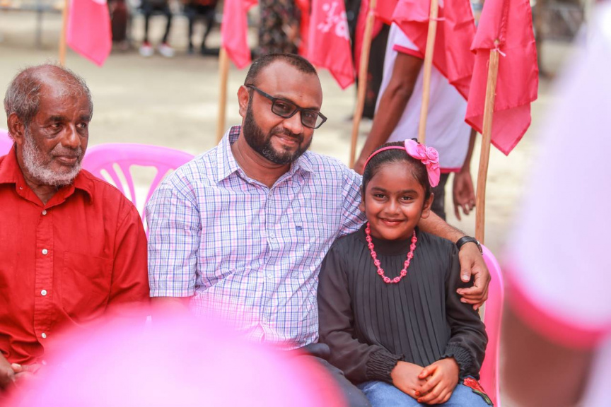ރަަައީސުލް ޖުމްޙޫރިއްޔާގެ  ރަނިންމޭޓް ޑރ. މުޙައްމަދު ޝަހީމް ޢަލީ ސަޢީދު ލ. އަތޮޅައް ކުރަށްވާ ދަތުރުގެ ތެރެއިން ކުޑަކުދިންނާއި އެކު --- ފޮޓޯ / ޕީޕީއެމް