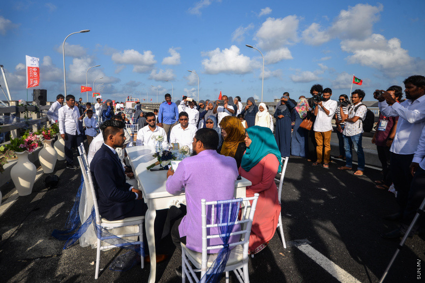 އޮގަސްޓް 31، 2018: މާލެއާއި ހުޅުލެ ގުޅާލާ ބުރިޖު (ސިނަމާލެ ބުރިޖު) މަތީ ކުރެވުނު ކައިވެނި ޕާޓީތަކުގެ ތެރެއިން -- ސަން ފޮޓޯ/ ފަޔާޒު މޫސާ