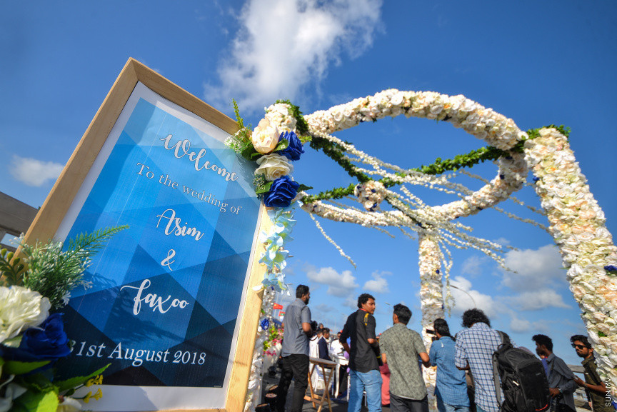 އޮގަސްޓް 31، 2018: މާލެއާއި ހުޅުލެ ގުޅާލާ ބުރިޖު (ސިނަމާލެ ބުރިޖު) މަތީ ކުރެވުނު ކައިވެނި ޕާޓީތަކުގެ ތެރެއިން -- ސަން ފޮޓޯ/ ފަޔާޒު މޫސާ