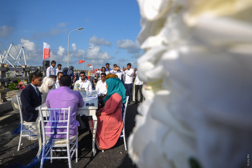 އޮގަސްޓް 31، 2018: މާލެއާއި ހުޅުލެ ގުޅާލާ ބުރިޖު (ސިނަމާލެ ބުރިޖު) މަތީ ކުރެވުނު ކައިވެނި ޕާޓީތަކުގެ ތެރެއިން -- ސަން ފޮޓޯ/ ފަޔާޒު މޫސާ