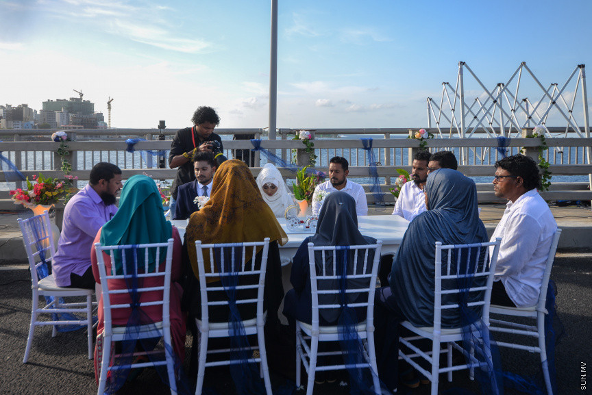 އޮގަސްޓް 31، 2018: މާލެއާއި ހުޅުލެ ގުޅާލާ ބުރިޖު (ސިނަމާލެ ބުރިޖު) މަތީ ކުރެވުނު ކައިވެނި ޕާޓީތަކުގެ ތެރެއިން -- ސަން ފޮޓޯ/ ފަޔާޒު މޫސާ
