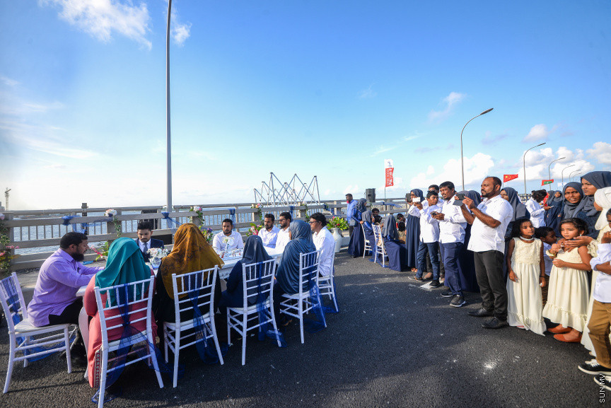 އޮގަސްޓް 31، 2018: މާލެއާއި ހުޅުލެ ގުޅާލާ ބުރިޖު (ސިނަމާލެ ބުރިޖު) މަތީ ކުރެވުނު ކައިވެނި ޕާޓީތަކުގެ ތެރެއިން -- ސަން ފޮޓޯ/ ފަޔާޒު މޫސާ