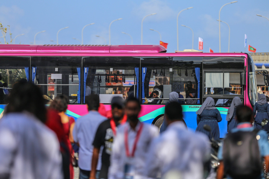 އޮގަސްޓް 31، 2018: މާލެއާއި ހުޅުލެ ގުޅާލާ ބުރިޖު (ސިނަމާލެ ބުރިޖު) މަތީ ކުރެވުނު ކައިވެނި ޕާޓީތަކުގެ ތެރެއިން -- ސަން ފޮޓޯ/ ފަޔާޒު މޫސާ