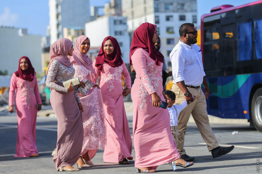 އޮގަސްޓް 31، 2018: މާލެއާއި ހުޅުލެ ގުޅާލާ ބުރިޖު (ސިނަމާލެ ބުރިޖު) މަތީ ކުރެވުނު ކައިވެނި ޕާޓީތަކުގެ ތެރެއިން -- ސަން ފޮޓޯ/ ފަޔާޒު މޫސާ