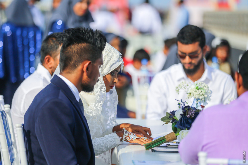 އޮގަސްޓް 31، 2018: މާލެއާއި ހުޅުލެ ގުޅާލާ ބުރިޖު (ސިނަމާލެ ބުރިޖު) މަތީ ކުރެވުނު ކައިވެނި ޕާޓީތަކުގެ ތެރެއިން -- ސަން ފޮޓޯ/ ފަޔާޒު މޫސާ