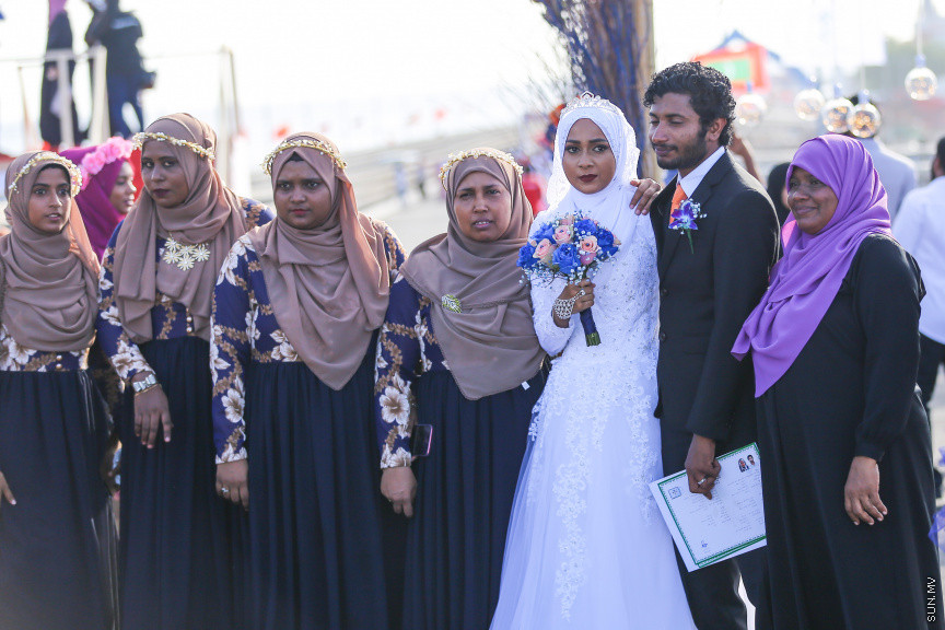 އޮގަސްޓް 31، 2018: މާލެއާއި ހުޅުލެ ގުޅާލާ ބުރިޖު (ސިނަމާލެ ބުރިޖު) މަތީ ކުރެވުނު ކައިވެނި ޕާޓީތަކުގެ ތެރެއިން -- ސަން ފޮޓޯ/ ފަޔާޒު މޫސާ