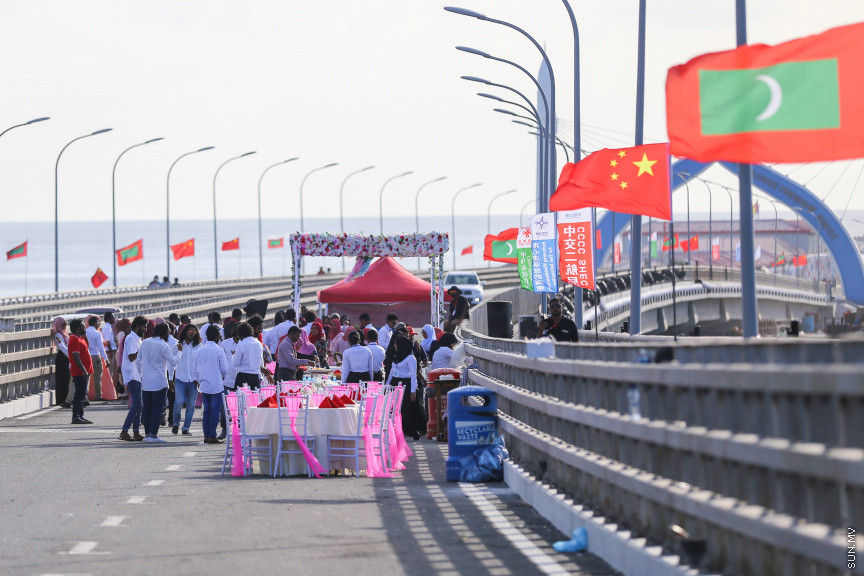 އޮގަސްޓް 31، 2018: މާލެއާއި ހުޅުލެ ގުޅާލާ ބުރިޖު (ސިނަމާލެ ބުރިޖު) މަތީ ކުރެވުނު ކައިވެނި ޕާޓީތަކުގެ ތެރެއިން -- ސަން ފޮޓޯ/ ފަޔާޒު މޫސާ