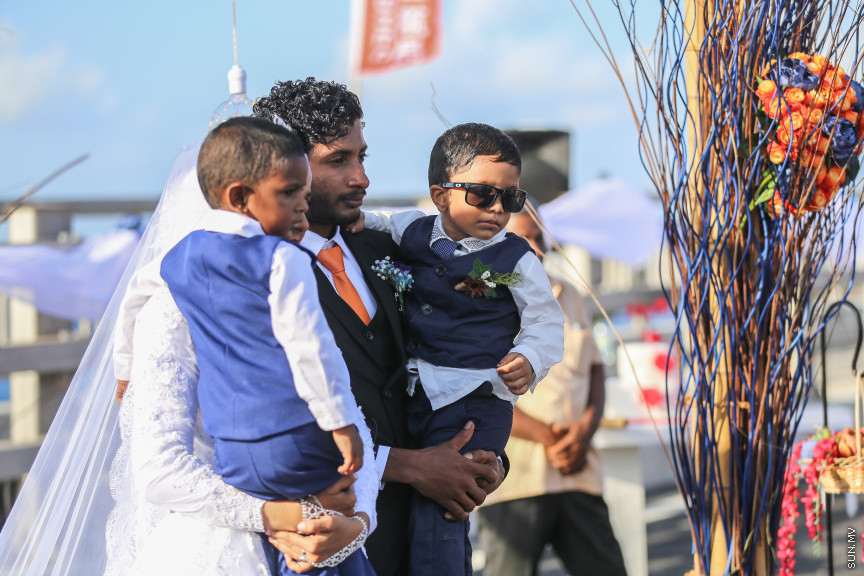 އޮގަސްޓް 31، 2018: މާލެއާއި ހުޅުލެ ގުޅާލާ ބުރިޖު (ސިނަމާލެ ބުރިޖު) މަތީ ކުރެވުނު ކައިވެނި ޕާޓީތަކުގެ ތެރެއިން -- ސަން ފޮޓޯ/ ފަޔާޒު މޫސާ
