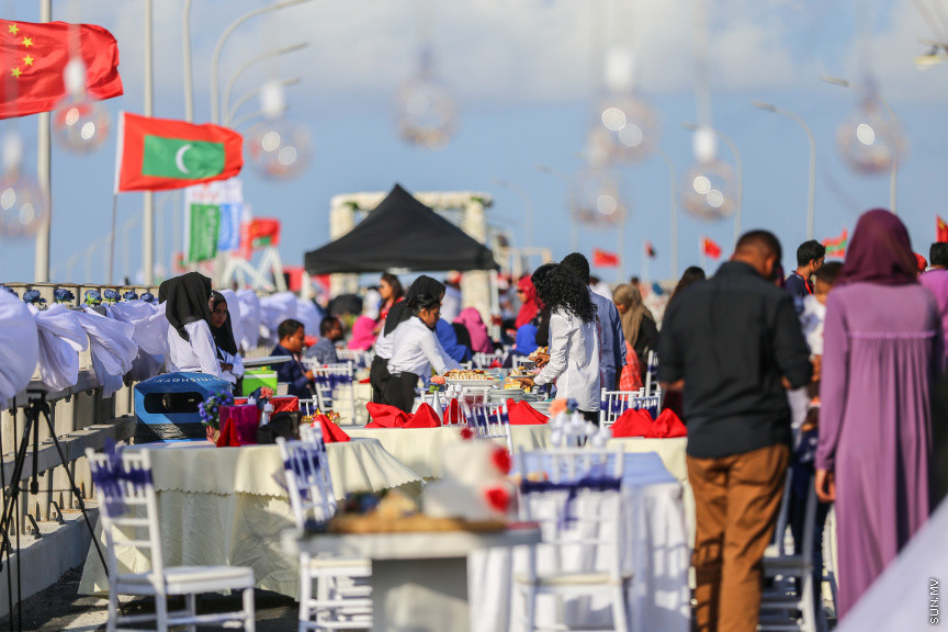 އޮގަސްޓް 31، 2018: މާލެއާއި ހުޅުލެ ގުޅާލާ ބުރިޖު (ސިނަމާލެ ބުރިޖު) މަތީ ކުރެވުނު ކައިވެނި ޕާޓީތަކުގެ ތެރެއިން -- ސަން ފޮޓޯ/ ފަޔާޒު މޫސާ