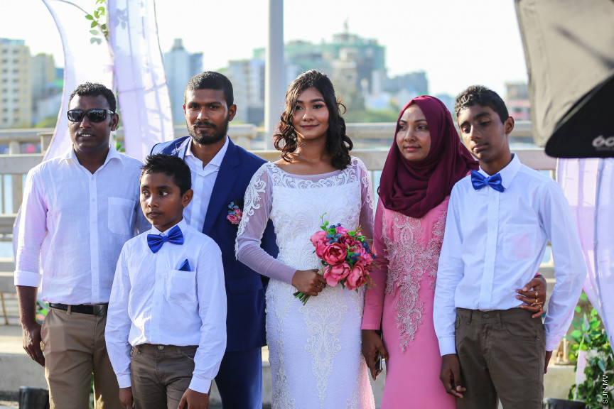 އޮގަސްޓް 31، 2018: މާލެއާއި ހުޅުލެ ގުޅާލާ ބުރިޖު (ސިނަމާލެ ބުރިޖު) މަތީ ކުރެވުނު ކައިވެނި ޕާޓީތަކުގެ ތެރެއިން -- ސަން ފޮޓޯ/ ފަޔާޒު މޫސާ
