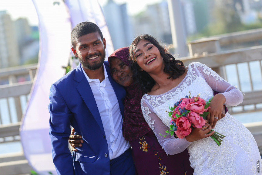 އޮގަސްޓް 31، 2018: މާލެއާއި ހުޅުލެ ގުޅާލާ ބުރިޖު (ސިނަމާލެ ބުރިޖު) މަތީ ކުރެވުނު ކައިވެނި ޕާޓީތަކުގެ ތެރެއިން -- ސަން ފޮޓޯ/ ފަޔާޒު މޫސާ