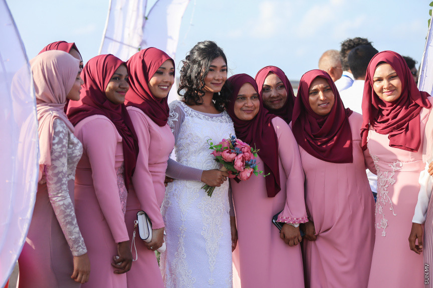އޮގަސްޓް 31، 2018: މާލެއާއި ހުޅުލެ ގުޅާލާ ބުރިޖު (ސިނަމާލެ ބުރިޖު) މަތީ ކުރެވުނު ކައިވެނި ޕާޓީތަކުގެ ތެރެއިން -- ސަން ފޮޓޯ/ ފަޔާޒު މޫސާ