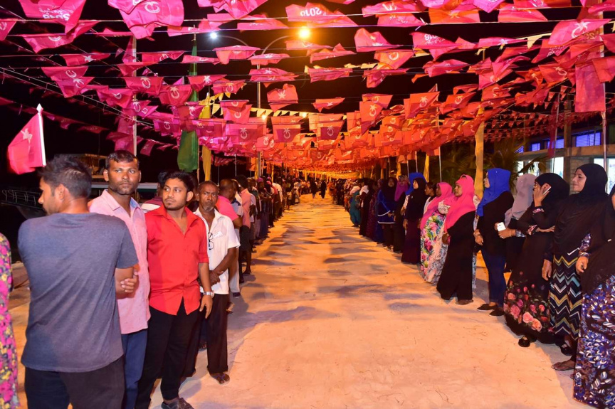 ރައީސް ޔާމީން ޅ. ހިންނަވަރަށް ވަޑައިގަތުން -- ފޮޓޯ/ ރައީސް އޮފީސް