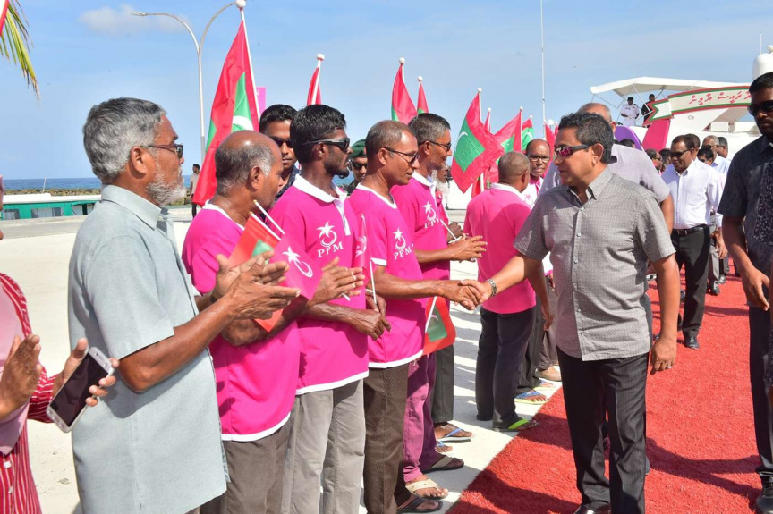 ޅ. ކުރެންދޫގެ ގޮނޑުދޮށް ހިމާޔަތްކުރުމުގެ މަޝްރޫޢުގެ ނިމުން ފާހަގަކުރުމަށް ރައީސް ޔާމީން ވަޑައިގަތުން -- ފޮޓޯ/ ރައީސް އޮފީސް
