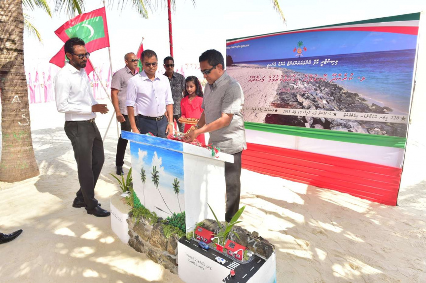 ޅ. ކުރެންދޫގެ ގޮނޑުދޮށް ހިމާޔަތްކުރުމުގެ މަޝްރޫޢުގެ ނިމުން ފާހަގަކުރުމަށް ރައީސް ޔާމީން ވަޑައިގަތުން -- ފޮޓޯ/ ރައީސް އޮފީސް
