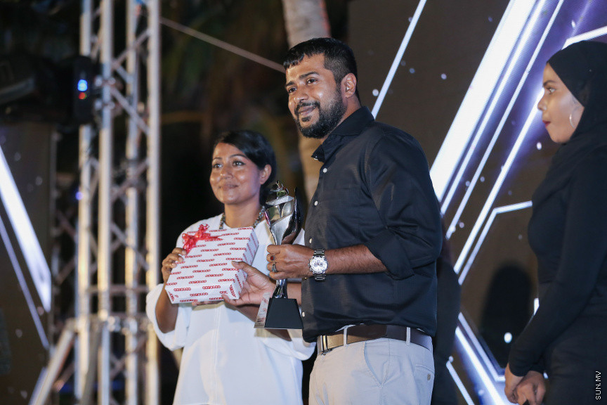 31 އޯގަސްޓް 2018: މަޓާޓޯ މޯލްޑިވްސް ޓްރެވަލް އެވޯޑްސް 2018 ގެސްޓްހައުސް އެޑިޝަން: މޯސްޓް ސަޕޯޓިވް ގެސްޓްހައުސް އަދި މޯސްޓް އިނޮވޭޓިވް ގެސްޓްހައުސް ކޮންސެޕްޓް އެވޯޑު ލިބުނީ ކ. މާފުށީ ކްރިސްޓަލް ސޭންޑްސްއަށް -- ސަން ފޮޓޯ/ ފަޔާޒު މޫސާ