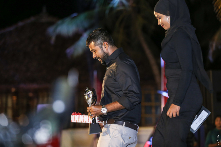 31 އޯގަސްޓް 2018: މަޓާޓޯ މޯލްޑިވްސް ޓްރެވަލް އެވޯޑްސް 2018 ގެސްޓްހައުސް އެޑިޝަން: މޯސްޓް ސަޕޯޓިވް ގެސްޓްހައުސް އަދި މޯސްޓް އިނޮވޭޓިވް ގެސްޓްހައުސް ކޮންސެޕްޓް އެވޯޑު ލިބުނީ ކ. މާފުށީ ކްރިސްޓަލް ސޭންޑްސްއަށް -- ސަން ފޮޓޯ/ ފަޔާޒު މޫސާ