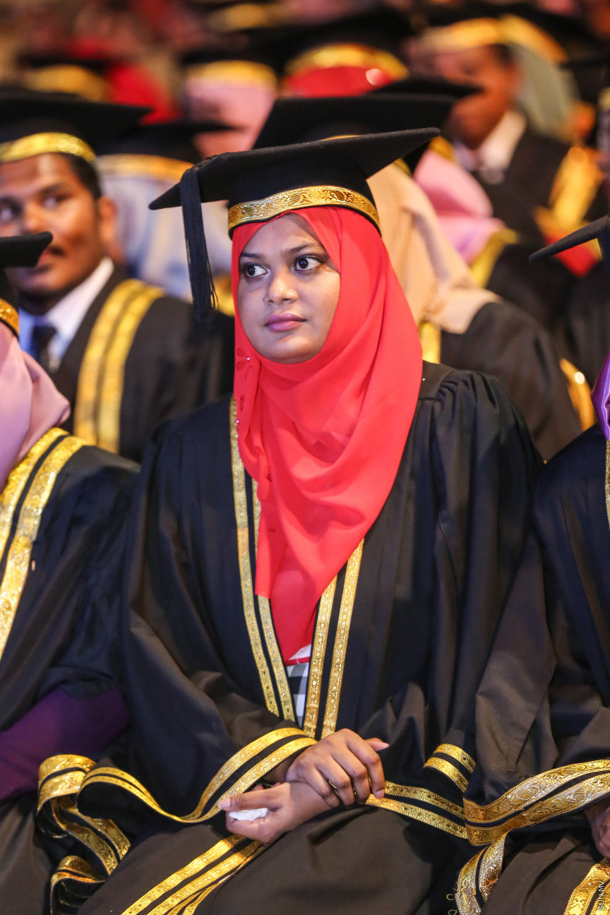 ސެޕްޓެމްބަރ 2، 2018: ރާއްޖޭގެ ގައުމީން ޔުނިވާސިޓީ (އެމްއެންޔޫ)ގެ ދަރިވަރުންްގެ ދަސްވެނިވުން: އެމްއެންޔޫގެ ދަސްވެނިވުން ބާއްވާފައި ވަނީ ސިނަމާލެ ބުރިޖުގައި، މި ދަސްވެނިވުމުގައި 781 ދަރިވަރުން ވަނީ ދަސްވެނިވިފައި -- ސަން ފޮޓޯ/ ފަޔާޒު މޫސާ