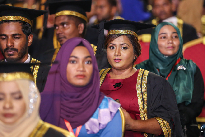 ސެޕްޓެމްބަރ 2، 2018: ރާއްޖޭގެ ގައުމީން ޔުނިވާސިޓީ (އެމްއެންޔޫ)ގެ ދަރިވަރުންްގެ ދަސްވެނިވުން: އެމްއެންޔޫގެ ދަސްވެނިވުން ބާއްވާފައި ވަނީ ސިނަމާލެ ބުރިޖުގައި، މި ދަސްވެނިވުމުގައި 781 ދަރިވަރުން ވަނީ ދަސްވެނިވިފައި -- ސަން ފޮޓޯ/ ފަޔާޒު މޫސާ