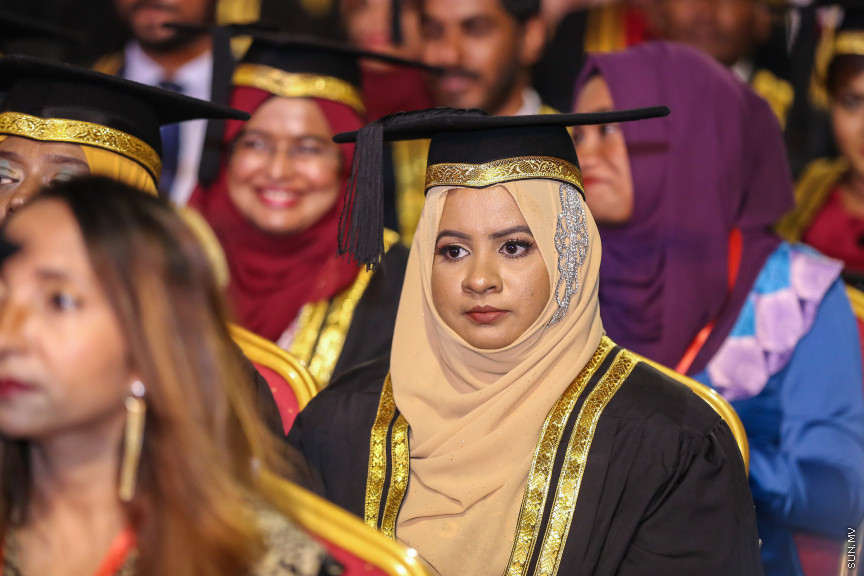 ސެޕްޓެމްބަރ 2، 2018: ރާއްޖޭގެ ގައުމީން ޔުނިވާސިޓީ (އެމްއެންޔޫ)ގެ ދަރިވަރުންްގެ ދަސްވެނިވުން: އެމްއެންޔޫގެ ދަސްވެނިވުން ބާއްވާފައި ވަނީ ސިނަމާލެ ބުރިޖުގައި، މި ދަސްވެނިވުމުގައި 781 ދަރިވަރުން ވަނީ ދަސްވެނިވިފައި -- ސަން ފޮޓޯ/ ފަޔާޒު މޫސާ