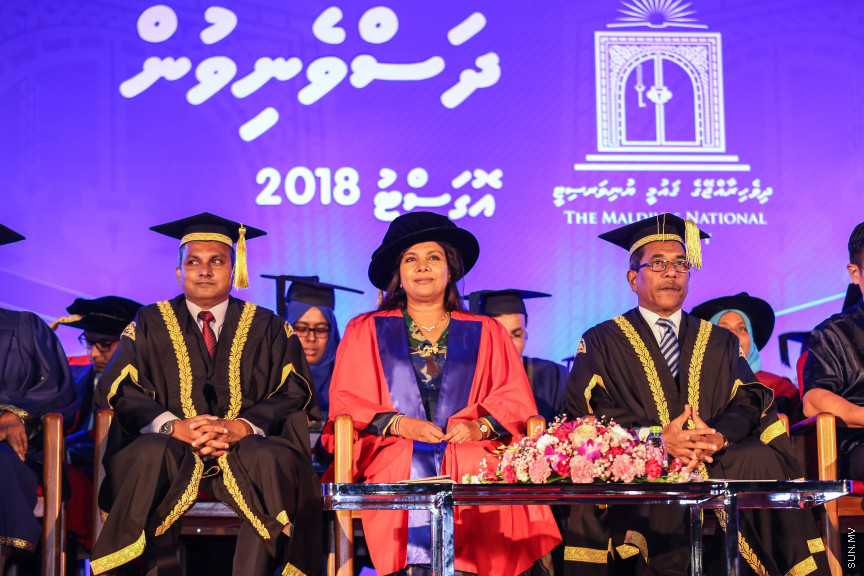 ސެޕްޓެމްބަރ 2، 2018: ރާއްޖޭގެ ގައުމީން ޔުނިވާސިޓީ (އެމްއެންޔޫ)ގެ ދަރިވަރުންްގެ ދަސްވެނިވުން: އެމްއެންޔޫގެ ދަސްވެނިވުން ބާއްވާފައި ވަނީ ސިނަމާލެ ބުރިޖުގައި، މި ދަސްވެނިވުމުގައި 781 ދަރިވަރުން ވަނީ ދަސްވެނިވިފައި -- ސަން ފޮޓޯ/ ފަޔާޒު މޫސާ