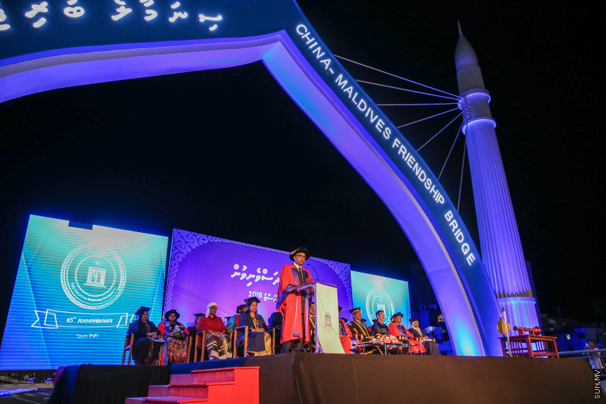 ސެޕްޓެމްބަރ 2، 2018: ރާއްޖޭގެ ގައުމީން ޔުނިވާސިޓީ (އެމްއެންޔޫ)ގެ ދަރިވަރުންްގެ ދަސްވެނިވުން: އެމްއެންޔޫގެ ދަސްވެނިވުން ބާއްވާފައި ވަނީ ސިނަމާލެ ބުރިޖުގައި، މި ދަސްވެނިވުމުގައި 781 ދަރިވަރުން ވަނީ ދަސްވެނިވިފައި -- ސަން ފޮޓޯ/ ފަޔާޒު މޫސާ