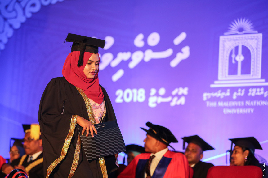 ސެޕްޓެމްބަރ 2، 2018: ރާއްޖޭގެ ގައުމީން ޔުނިވާސިޓީ (އެމްއެންޔޫ)ގެ ދަރިވަރުންްގެ ދަސްވެނިވުން: އެމްއެންޔޫގެ ދަސްވެނިވުން ބާއްވާފައި ވަނީ ސިނަމާލެ ބުރިޖުގައި، މި ދަސްވެނިވުމުގައި 781 ދަރިވަރުން ވަނީ ދަސްވެނިވިފައި -- ސަން ފޮޓޯ/ ފަޔާޒު މޫސާ