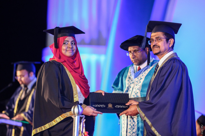 ސެޕްޓެމްބަރ 2، 2018: ރާއްޖޭގެ ގައުމީން ޔުނިވާސިޓީ (އެމްއެންޔޫ)ގެ ދަރިވަރުންްގެ ދަސްވެނިވުން: އެމްއެންޔޫގެ ދަސްވެނިވުން ބާއްވާފައި ވަނީ ސިނަމާލެ ބުރިޖުގައި، މި ދަސްވެނިވުމުގައި 781 ދަރިވަރުން ވަނީ ދަސްވެނިވިފައި -- ސަން ފޮޓޯ/ ފަޔާޒު މޫސާ