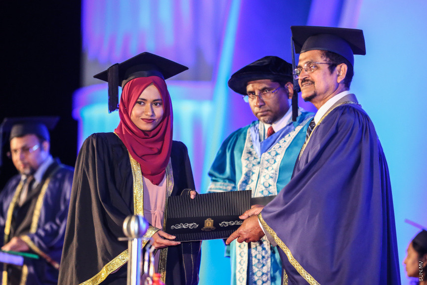 ސެޕްޓެމްބަރ 2، 2018: ރާއްޖޭގެ ގައުމީން ޔުނިވާސިޓީ (އެމްއެންޔޫ)ގެ ދަރިވަރުންްގެ ދަސްވެނިވުން: އެމްއެންޔޫގެ ދަސްވެނިވުން ބާއްވާފައި ވަނީ ސިނަމާލެ ބުރިޖުގައި، މި ދަސްވެނިވުމުގައި 781 ދަރިވަރުން ވަނީ ދަސްވެނިވިފައި -- ސަން ފޮޓޯ/ ފަޔާޒު މޫސާ