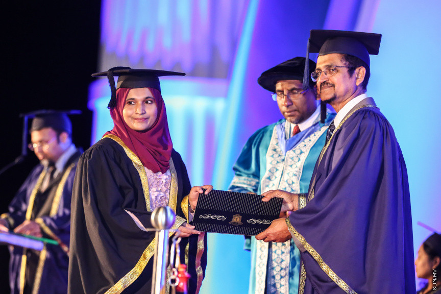 ސެޕްޓެމްބަރ 2، 2018: ރާއްޖޭގެ ގައުމީން ޔުނިވާސިޓީ (އެމްއެންޔޫ)ގެ ދަރިވަރުންްގެ ދަސްވެނިވުން: އެމްއެންޔޫގެ ދަސްވެނިވުން ބާއްވާފައި ވަނީ ސިނަމާލެ ބުރިޖުގައި، މި ދަސްވެނިވުމުގައި 781 ދަރިވަރުން ވަނީ ދަސްވެނިވިފައި -- ސަން ފޮޓޯ/ ފަޔާޒު މޫސާ