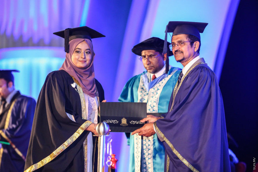 ސެޕްޓެމްބަރ 2، 2018: ރާއްޖޭގެ ގައުމީން ޔުނިވާސިޓީ (އެމްއެންޔޫ)ގެ ދަރިވަރުންްގެ ދަސްވެނިވުން: އެމްއެންޔޫގެ ދަސްވެނިވުން ބާއްވާފައި ވަނީ ސިނަމާލެ ބުރިޖުގައި، މި ދަސްވެނިވުމުގައި 781 ދަރިވަރުން ވަނީ ދަސްވެނިވިފައި -- ސަން ފޮޓޯ/ ފަޔާޒު މޫސާ