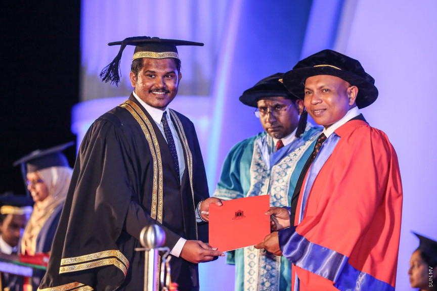 ސެޕްޓެމްބަރ 2، 2018: ރާއްޖޭގެ ގައުމީން ޔުނިވާސިޓީ (އެމްއެންޔޫ)ގެ ދަރިވަރުންްގެ ދަސްވެނިވުން: އެމްއެންޔޫގެ ދަސްވެނިވުން ބާއްވާފައި ވަނީ ސިނަމާލެ ބުރިޖުގައި، މި ދަސްވެނިވުމުގައި 781 ދަރިވަރުން ވަނީ ދަސްވެނިވިފައި -- ސަން ފޮޓޯ/ ފަޔާޒު މޫސާ