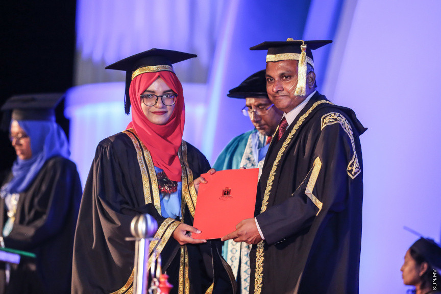 ސެޕްޓެމްބަރ 2، 2018: ރާއްޖޭގެ ގައުމީން ޔުނިވާސިޓީ (އެމްއެންޔޫ)ގެ ދަރިވަރުންްގެ ދަސްވެނިވުން: އެމްއެންޔޫގެ ދަސްވެނިވުން ބާއްވާފައި ވަނީ ސިނަމާލެ ބުރިޖުގައި، މި ދަސްވެނިވުމުގައި 781 ދަރިވަރުން ވަނީ ދަސްވެނިވިފައި -- ސަން ފޮޓޯ/ ފަޔާޒު މޫސާ