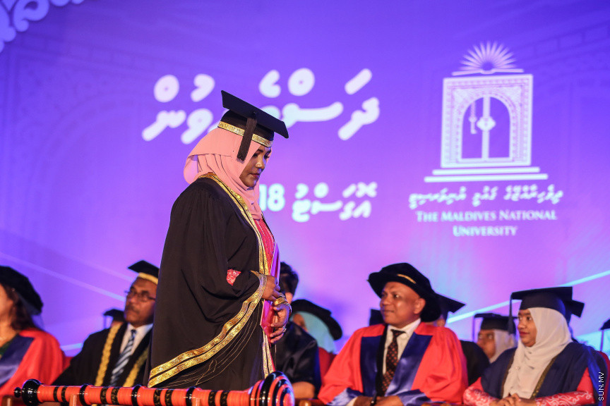 ސެޕްޓެމްބަރ 2، 2018: ރާއްޖޭގެ ގައުމީން ޔުނިވާސިޓީ (އެމްއެންޔޫ)ގެ ދަރިވަރުންްގެ ދަސްވެނިވުން: އެމްއެންޔޫގެ ދަސްވެނިވުން ބާއްވާފައި ވަނީ ސިނަމާލެ ބުރިޖުގައި، މި ދަސްވެނިވުމުގައި 781 ދަރިވަރުން ވަނީ ދަސްވެނިވިފައި -- ސަން ފޮޓޯ/ ފަޔާޒު މޫސާ