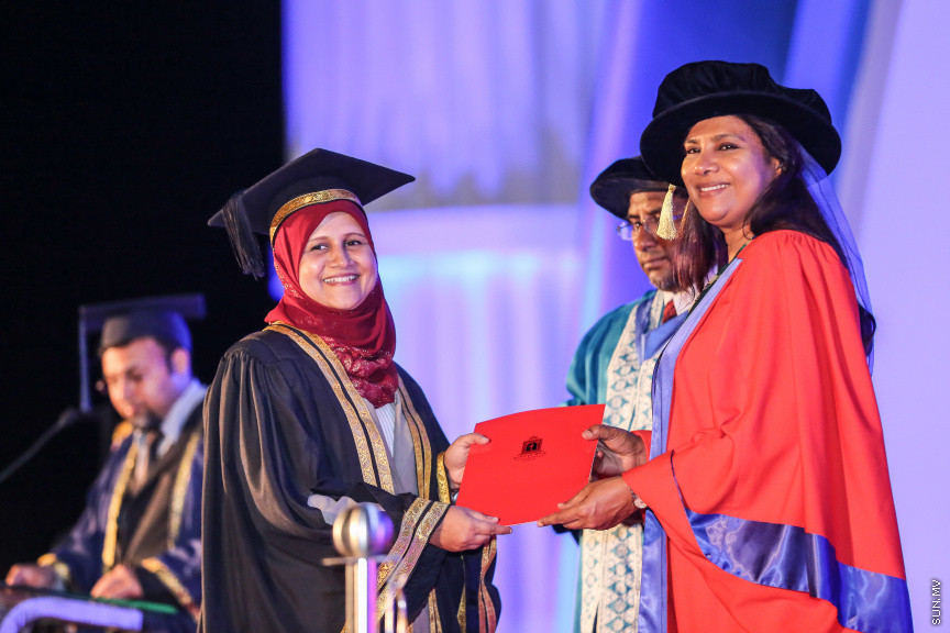 ސެޕްޓެމްބަރ 2، 2018: ރާއްޖޭގެ ގައުމީން ޔުނިވާސިޓީ (އެމްއެންޔޫ)ގެ ދަރިވަރުންްގެ ދަސްވެނިވުން: އެމްއެންޔޫގެ ދަސްވެނިވުން ބާއްވާފައި ވަނީ ސިނަމާލެ ބުރިޖުގައި، މި ދަސްވެނިވުމުގައި 781 ދަރިވަރުން ވަނީ ދަސްވެނިވިފައި -- ސަން ފޮޓޯ/ ފަޔާޒު މޫސާ