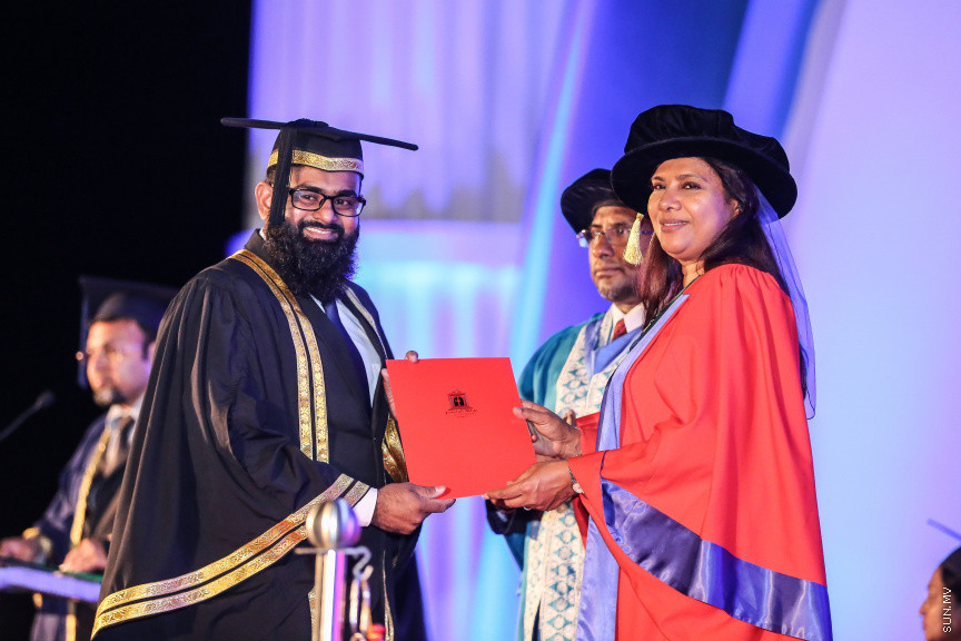 ސެޕްޓެމްބަރ 2، 2018: ރާއްޖޭގެ ގައުމީން ޔުނިވާސިޓީ (އެމްއެންޔޫ)ގެ ދަރިވަރުންްގެ ދަސްވެނިވުން: އެމްއެންޔޫގެ ދަސްވެނިވުން ބާއްވާފައި ވަނީ ސިނަމާލެ ބުރިޖުގައި، މި ދަސްވެނިވުމުގައި 781 ދަރިވަރުން ވަނީ ދަސްވެނިވިފައި -- ސަން ފޮޓޯ/ ފަޔާޒު މޫސާ