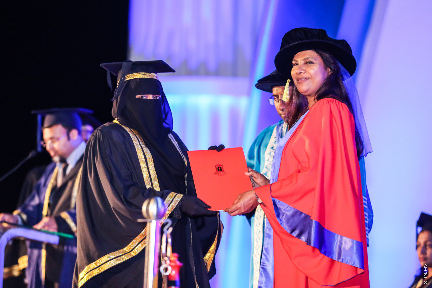 ސެޕްޓެމްބަރ 2، 2018: ރާއްޖޭގެ ގައުމީން ޔުނިވާސިޓީ (އެމްއެންޔޫ)ގެ ދަރިވަރުންްގެ ދަސްވެނިވުން: އެމްއެންޔޫގެ ދަސްވެނިވުން ބާއްވާފައި ވަނީ ސިނަމާލެ ބުރިޖުގައި، މި ދަސްވެނިވުމުގައި 781 ދަރިވަރުން ވަނީ ދަސްވެނިވިފައި -- ސަން ފޮޓޯ/ ފަޔާޒު މޫސާ