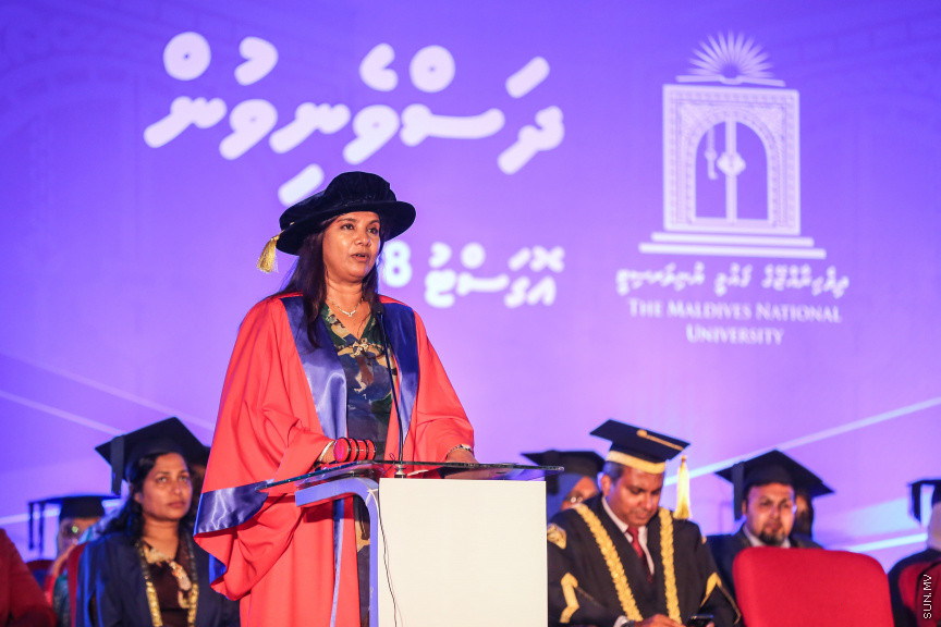 ސެޕްޓެމްބަރ 2، 2018: ރާއްޖޭގެ ގައުމީން ޔުނިވާސިޓީ (އެމްއެންޔޫ)ގެ ދަރިވަރުންްގެ ދަސްވެނިވުން: އެމްއެންޔޫގެ ދަސްވެނިވުން ބާއްވާފައި ވަނީ ސިނަމާލެ ބުރިޖުގައި، މި ދަސްވެނިވުމުގައި 781 ދަރިވަރުން ވަނީ ދަސްވެނިވިފައި -- ސަން ފޮޓޯ/ ފަޔާޒު މޫސާ
