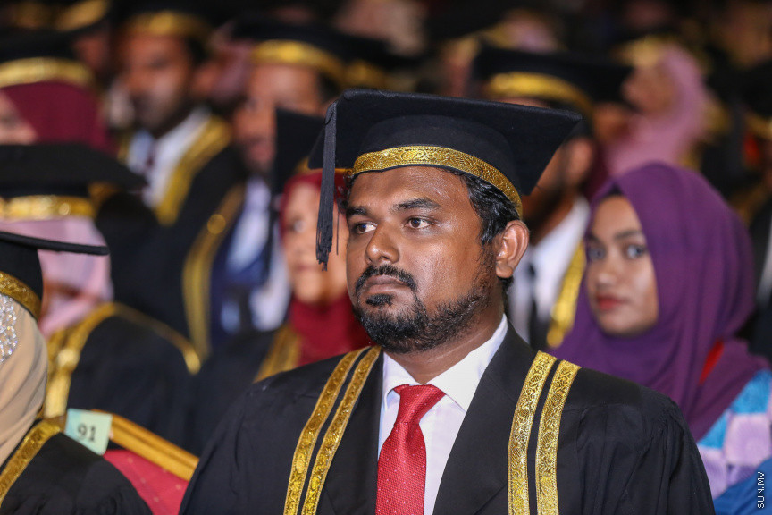 ސެޕްޓެމްބަރ 2، 2018: ރާއްޖޭގެ ގައުމީން ޔުނިވާސިޓީ (އެމްއެންޔޫ)ގެ ދަރިވަރުންްގެ ދަސްވެނިވުން: އެމްއެންޔޫގެ ދަސްވެނިވުން ބާއްވާފައި ވަނީ ސިނަމާލެ ބުރިޖުގައި، މި ދަސްވެނިވުމުގައި 781 ދަރިވަރުން ވަނީ ދަސްވެނިވިފައި -- ސަން ފޮޓޯ/ ފަޔާޒު މޫސާ