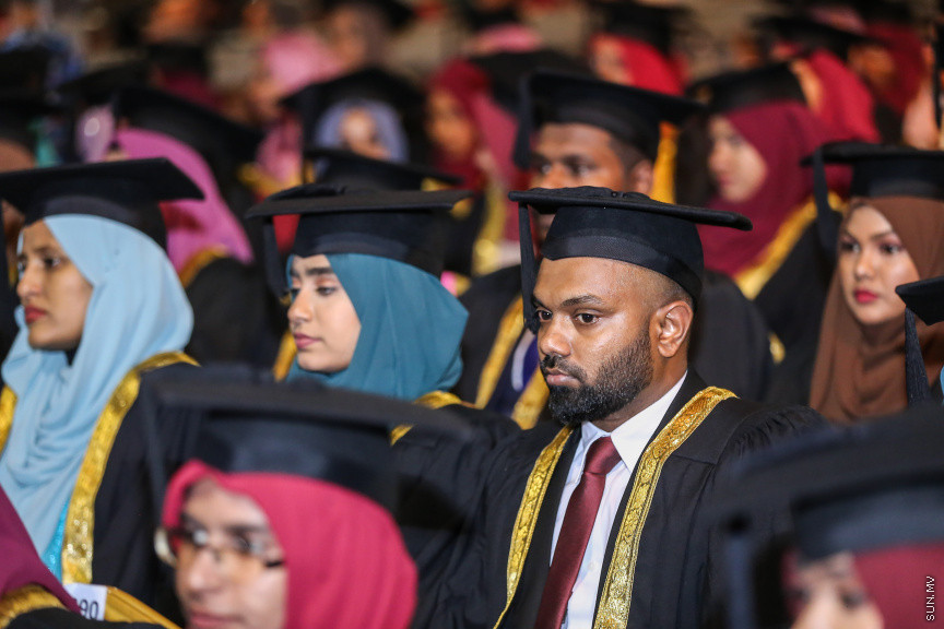 ސެޕްޓެމްބަރ 2، 2018: ރާއްޖޭގެ ގައުމީން ޔުނިވާސިޓީ (އެމްއެންޔޫ)ގެ ދަރިވަރުންްގެ ދަސްވެނިވުން: އެމްއެންޔޫގެ ދަސްވެނިވުން ބާއްވާފައި ވަނީ ސިނަމާލެ ބުރިޖުގައި، މި ދަސްވެނިވުމުގައި 781 ދަރިވަރުން ވަނީ ދަސްވެނިވިފައި -- ސަން ފޮޓޯ/ ފަޔާޒު މޫސާ